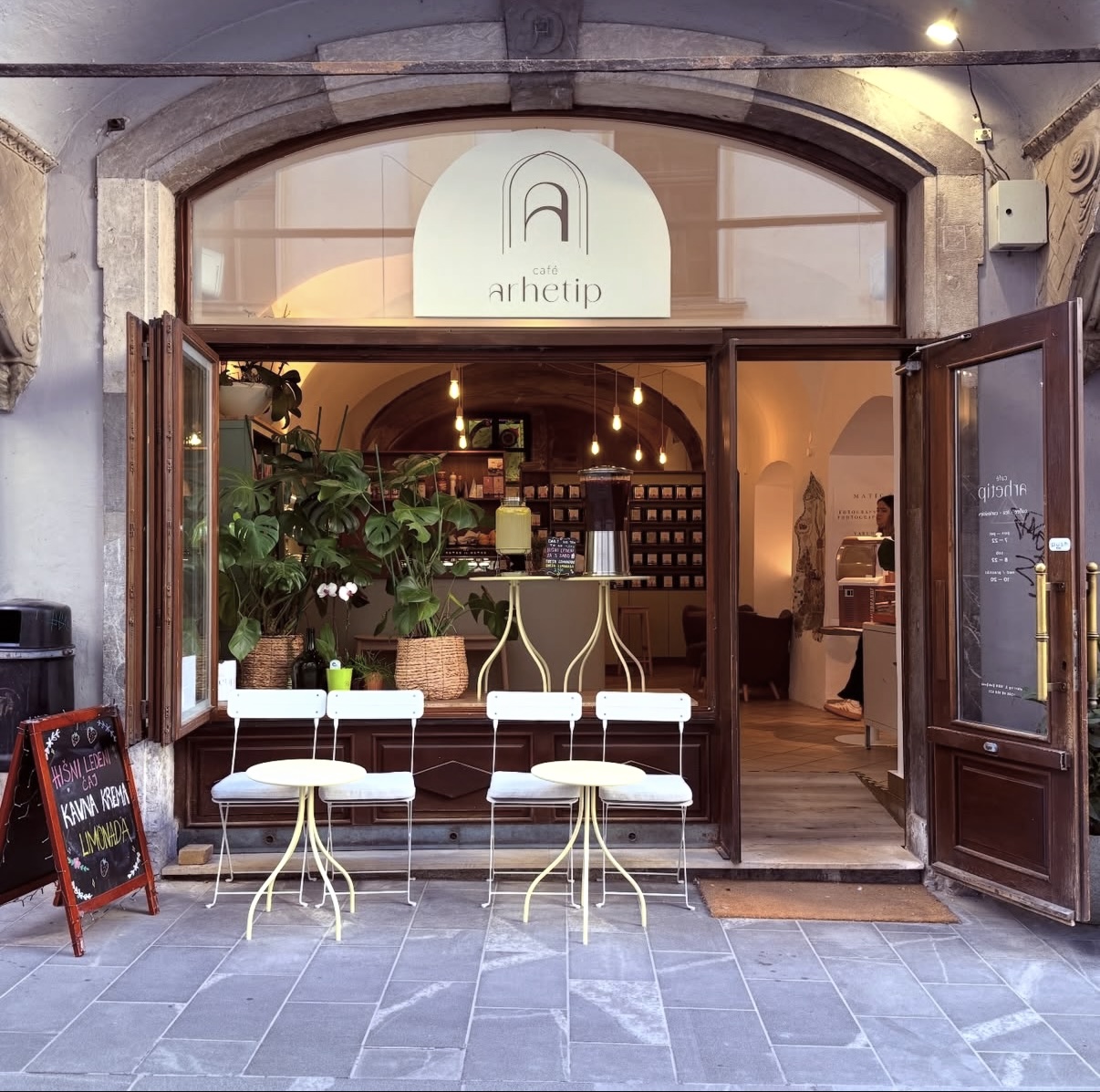 Arhetip Café Ljubljana – Nočne meditacije (Night Meditations) ⎸ Avgust-September 2026 – Maša Hribernik